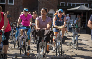 Vrouwen die fietsen