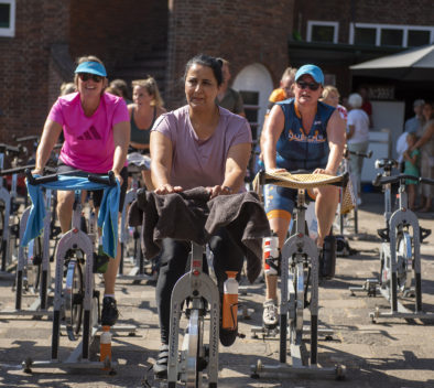 Vrouwen die fietsen