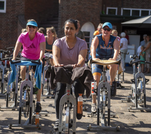 Vrouwen die fietsen