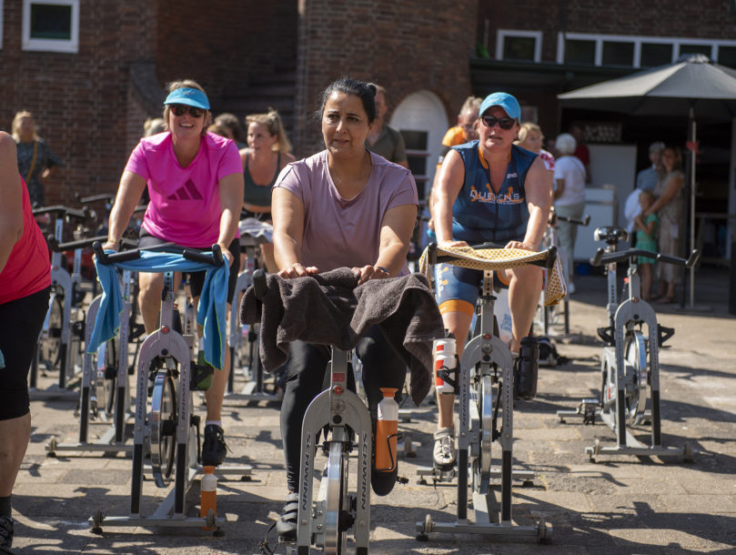 Vrouwen die fietsen